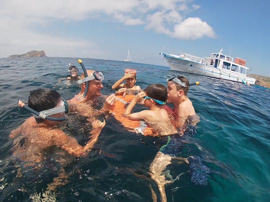 Excursión en barco familiar de medio día a Santa Eulalia conoce la vida marina