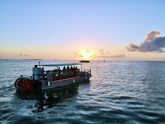 Rejs łodzią rowerową o zachodzie słońca na plaży w Fort Myers