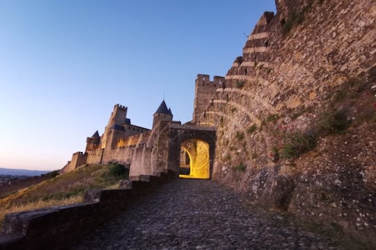 Tour privado de la ciudadela de Carcassonne por la noche.