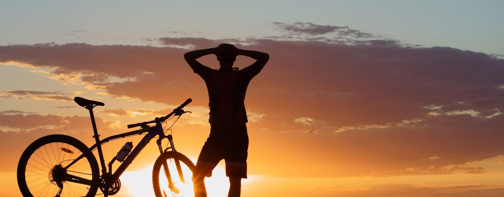 Chillige E-Bike-Tour bei Sonnenuntergang