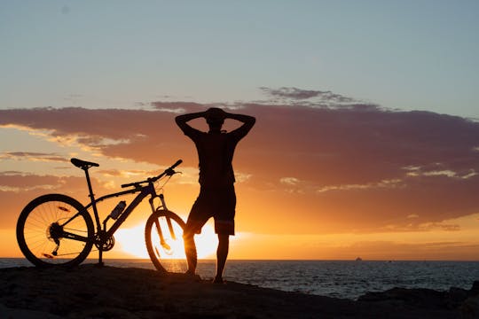 Tour en vélo électrique au coucher du soleil