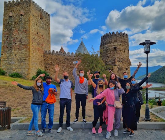 Excursão mágica em grupo de dia inteiro a Kazbegi saindo de Tbilisi