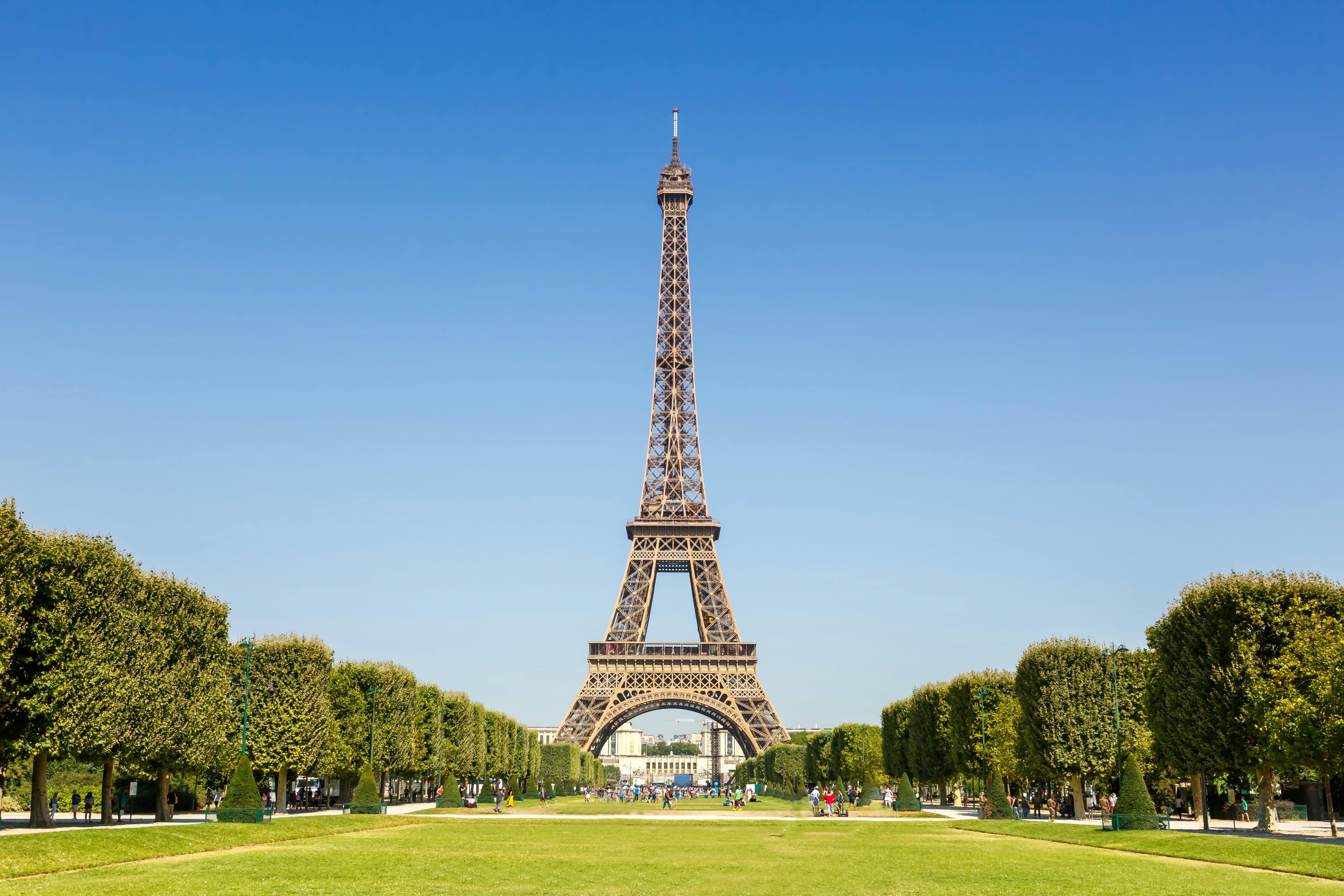 One day guided tour of Paris from London