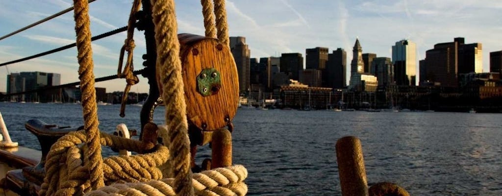 Expérience de navigation au coucher du soleil sur le Liberty Clipper dans le port de Boston