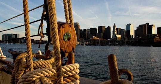Experiencia de navegación en Liberty Clipper al atardecer en el puerto de Boston