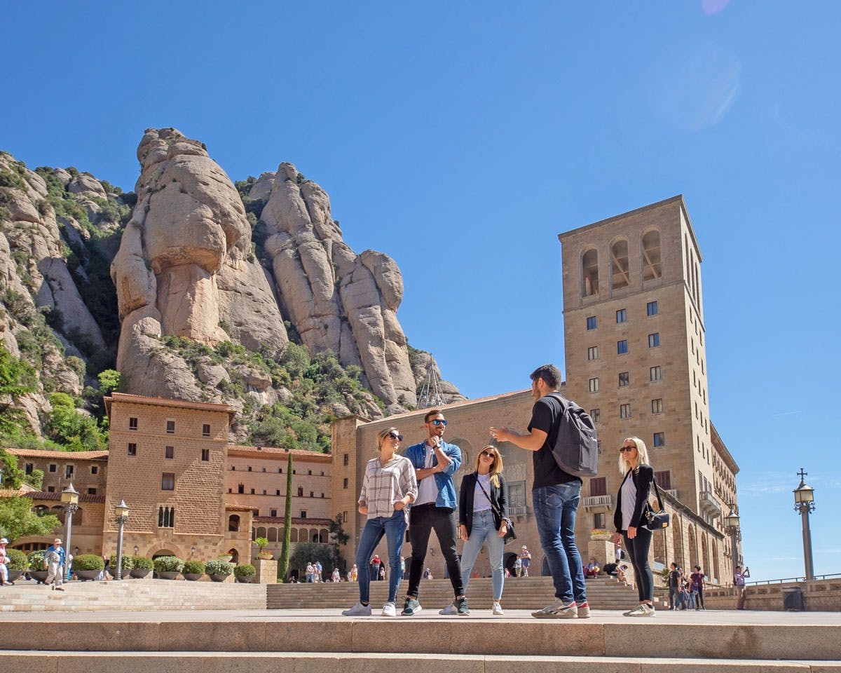 Visita al monasterio de Montserrat con almuerzo en masía desde Barcelona