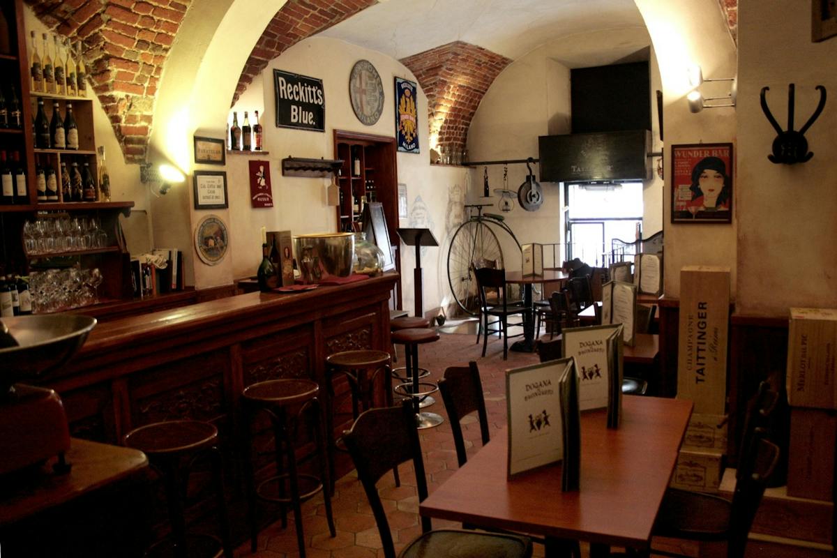 Esperienza di degustazione di vini nel centro di Milano