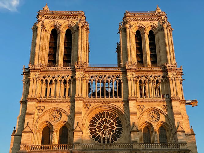 Audio-guided tour along the Seine and Virtual Reality tour of Notre Dame