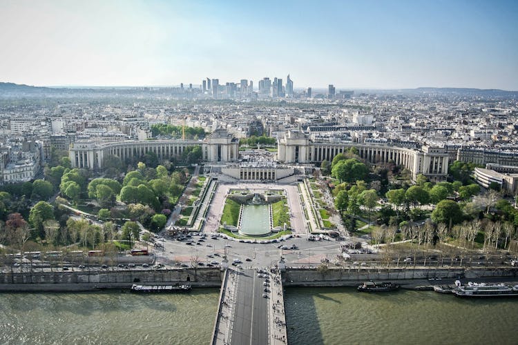 Flyover Paris in Virtual Reality and audioguided walking tour on your smartphone