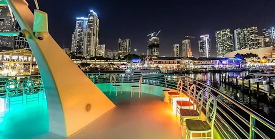 Miami boat party with free open bar and live Dj