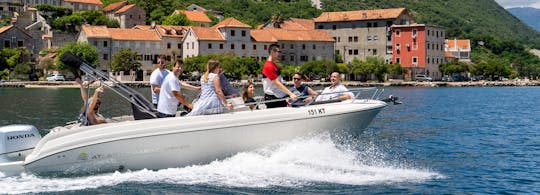 Excursion privée de 3 heures en hors-bord vers la baie de Boka et la grotte bleue