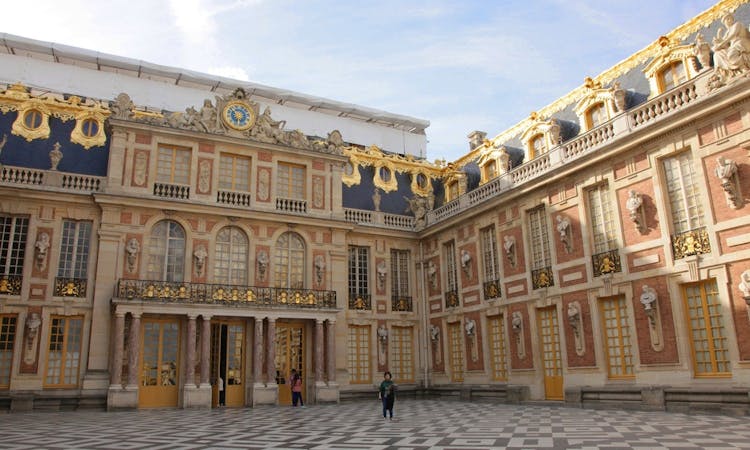 Versailles Palace and Musical Gardens with transfer from Paris