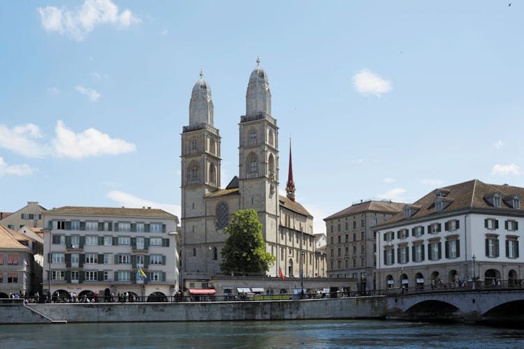 Zurich guided bus tour with lake cruise