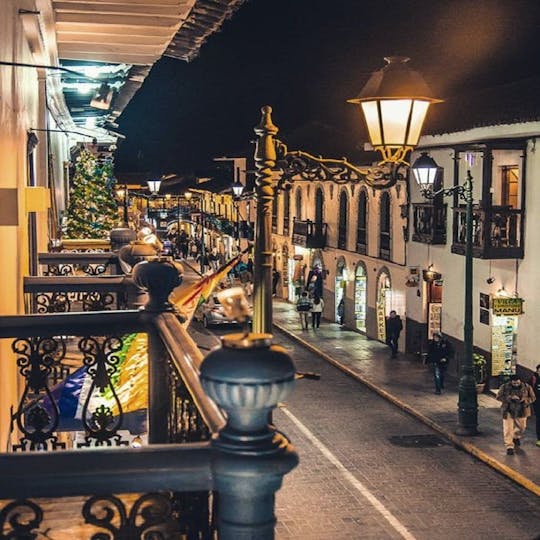 Cusco de noche visita guiada a pie con lección de pisco sour