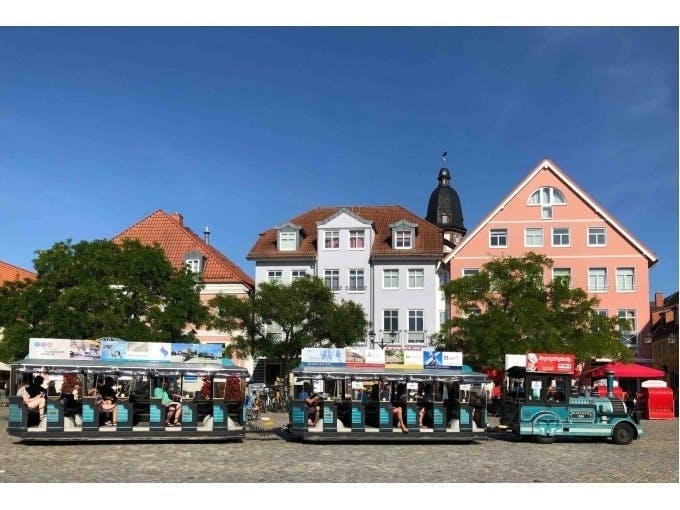 Stadtrundfahrt mit dem Touristenzug in Waren