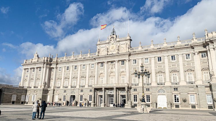 Royal Palace of Madrid guided tour and Tablao Torres Bermejas flamenco show with tapas