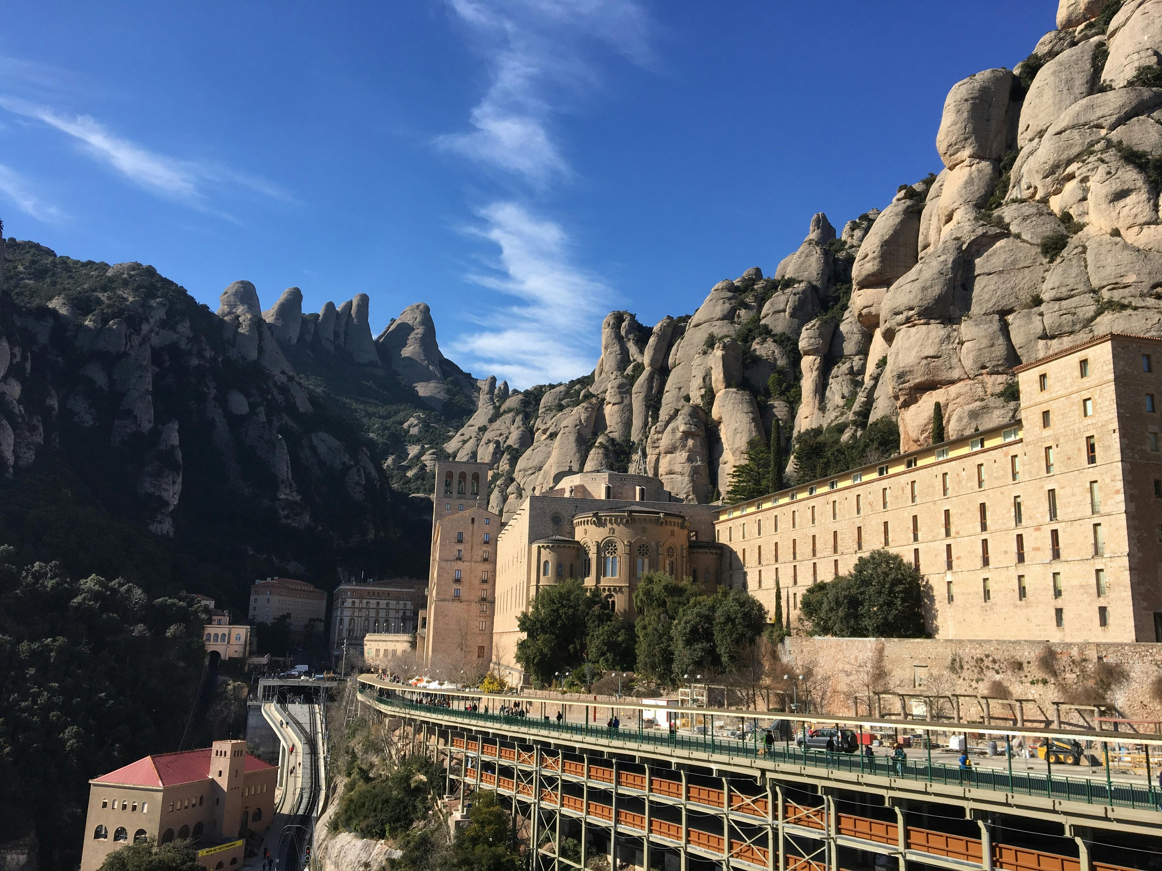 Besuch des Klosters Montserrat und Bergwanderung ab Barcelona