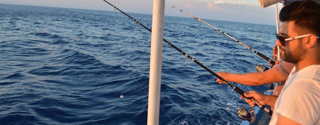 Experiência de pesca na riviera de Atenas com lancha particular