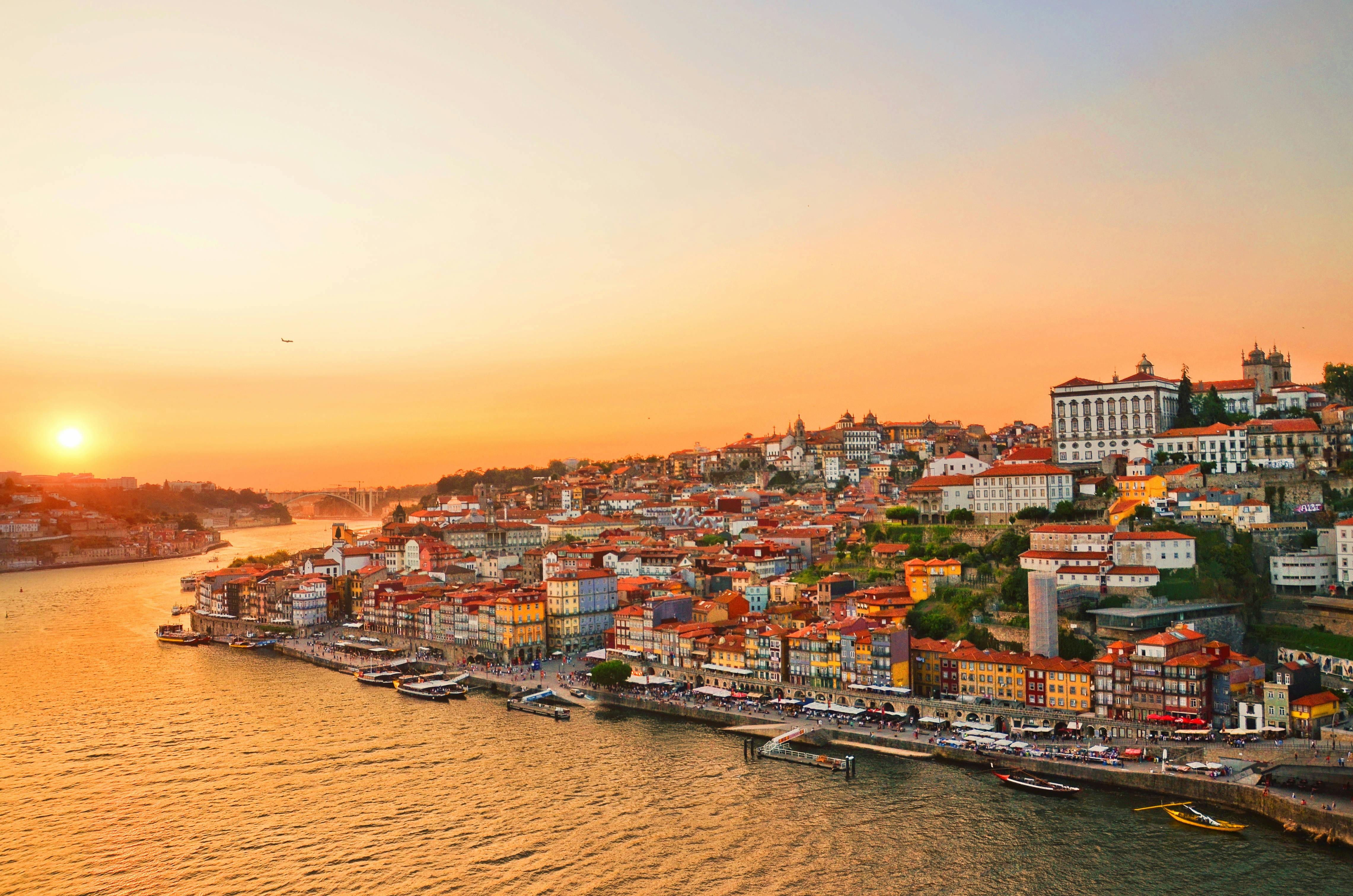 Porto-Wein-Spaziergang auf dem Dach bei Sonnenuntergang