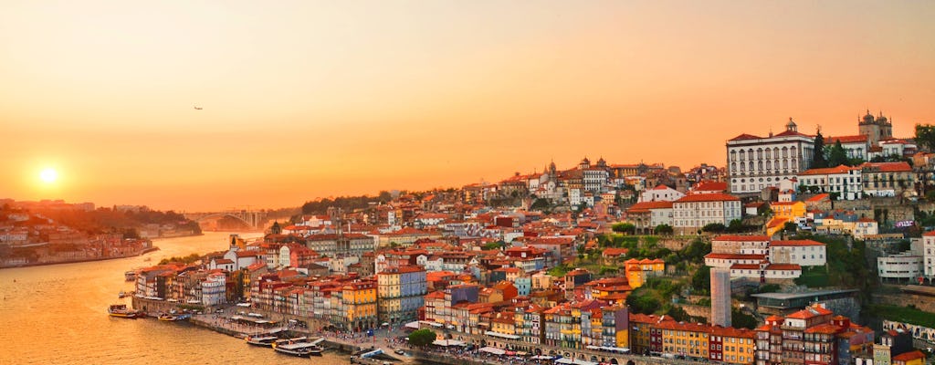 Porto-wijnwandeling op het dak bij zonsondergang