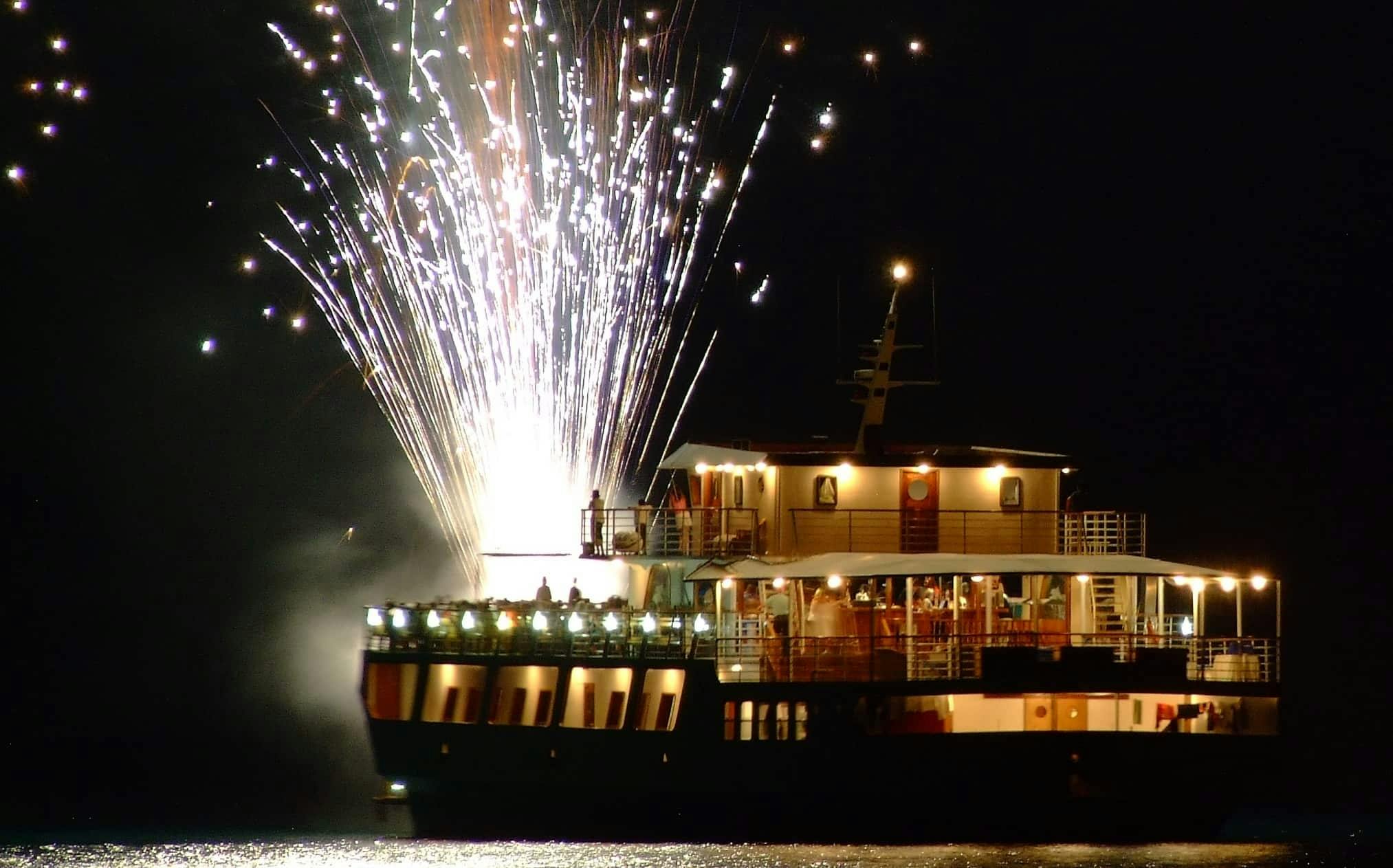 Paphos Cena y Fuegos Artificiales Crucero Ticket