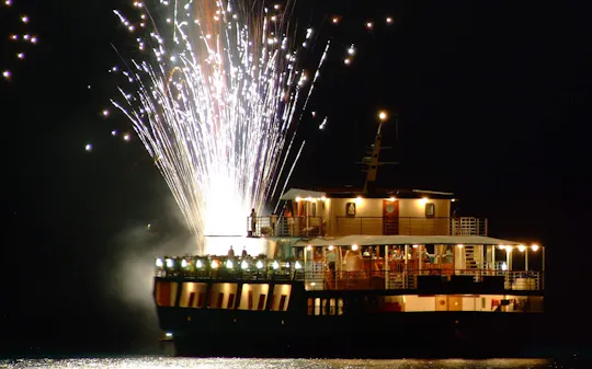 Billet pour le dîner et la croisière feux d'artifice à Paphos