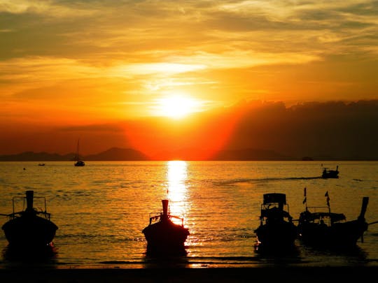 Excursão ao pôr do sol nas 7 ilhas com jantar e mergulho noturno com snorkel saindo de Krabi