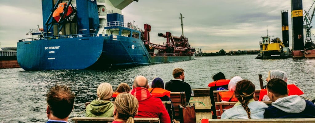 Rejs wokół Stoczni Gdańskiej zabytkową polską łodzią