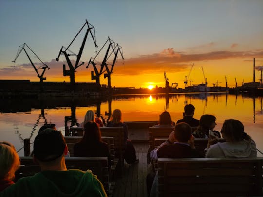 Coucher de soleil sur le chantier naval et croisière dans la vieille ville de Gdansk