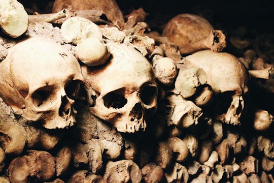 Billets coupe-file pour les catacombes de Paris avec visite audio sur application mobile