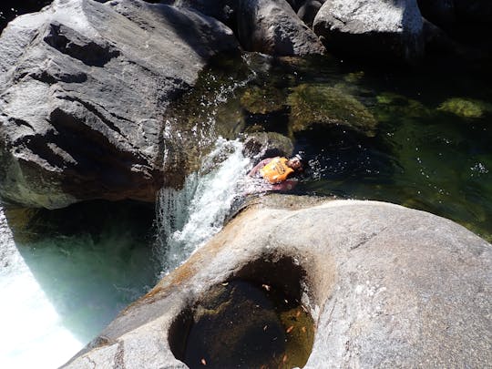 Canyoning Behana o Crystal con istruzione di discesa in corda doppia certificata