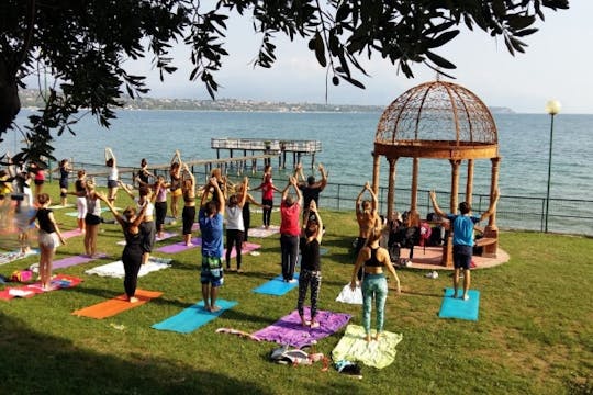 Clase de Hatha Yoga en el lago de Garda