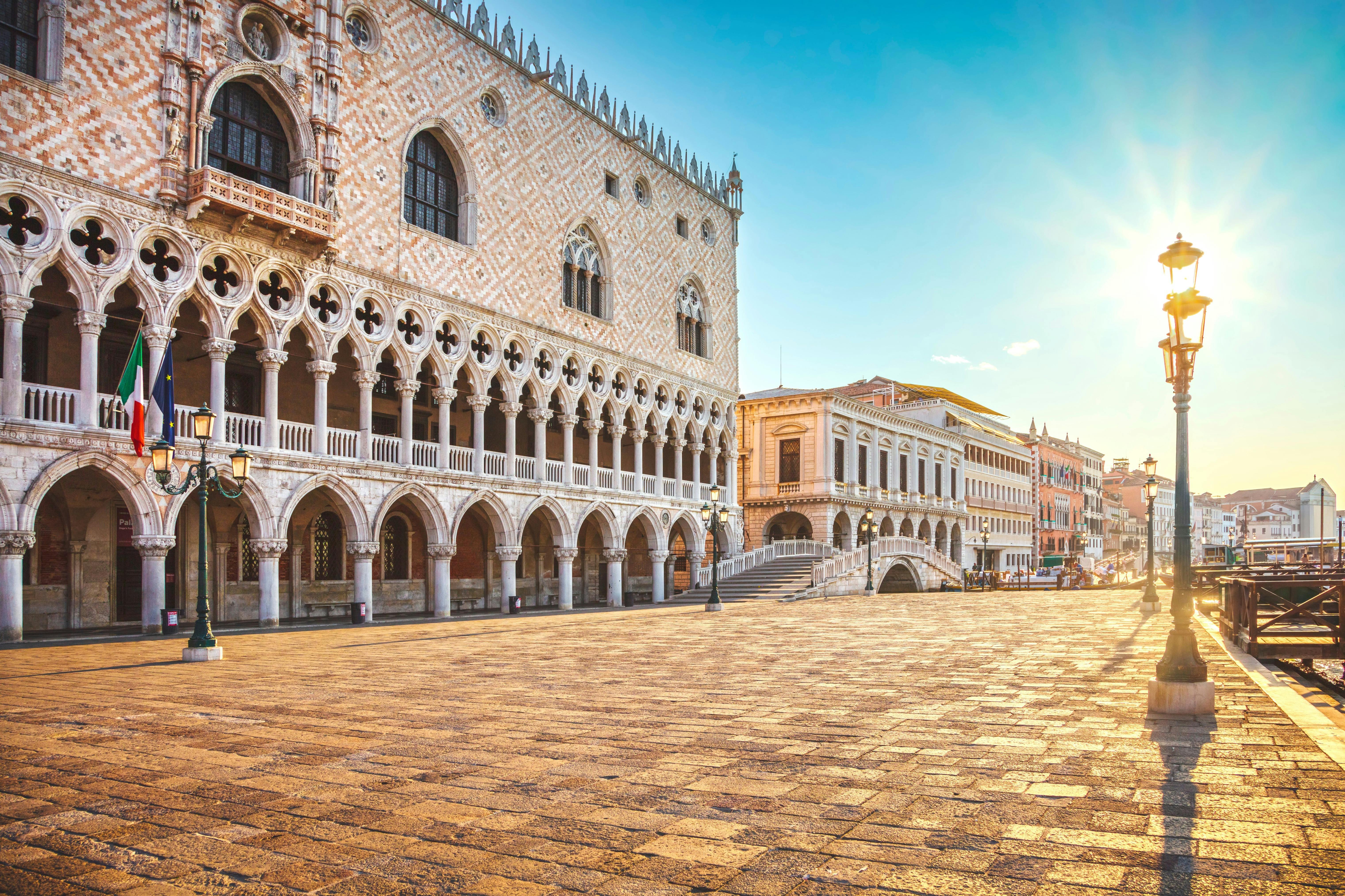 Paseo por Venecia con el Palacio Ducal y la Basílica de Oro