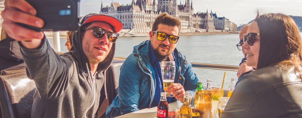 Crucero turístico por el Danubio en Budapest con bebida de bienvenida