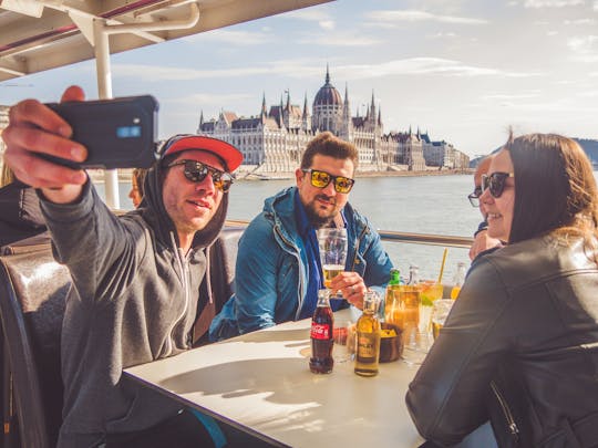 Crucero turístico por el Danubio en Budapest con bebida de bienvenida