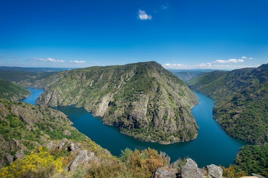 Full-day tour to the Ribeira Sacra with catamaran cruise