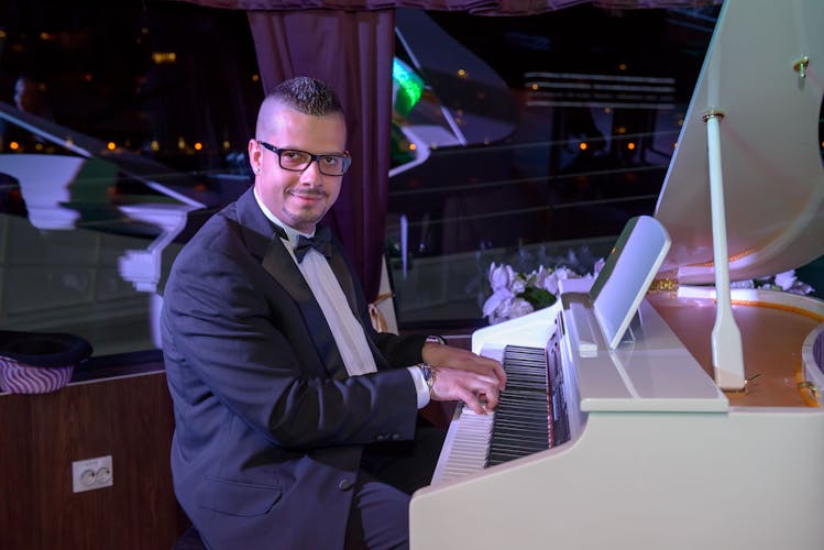6-course dinner cruise with piano battle show
