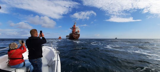 Crucero por el faro en alta mar en el Mar Báltico