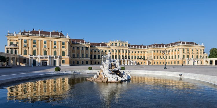 After-hours palace tour, dinner and concert at Schönbrunn
