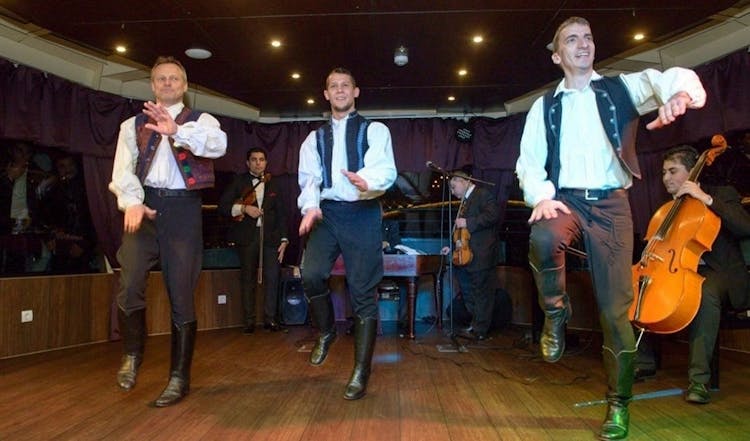 6-course dinner cruise with folk dancing and operetta show
