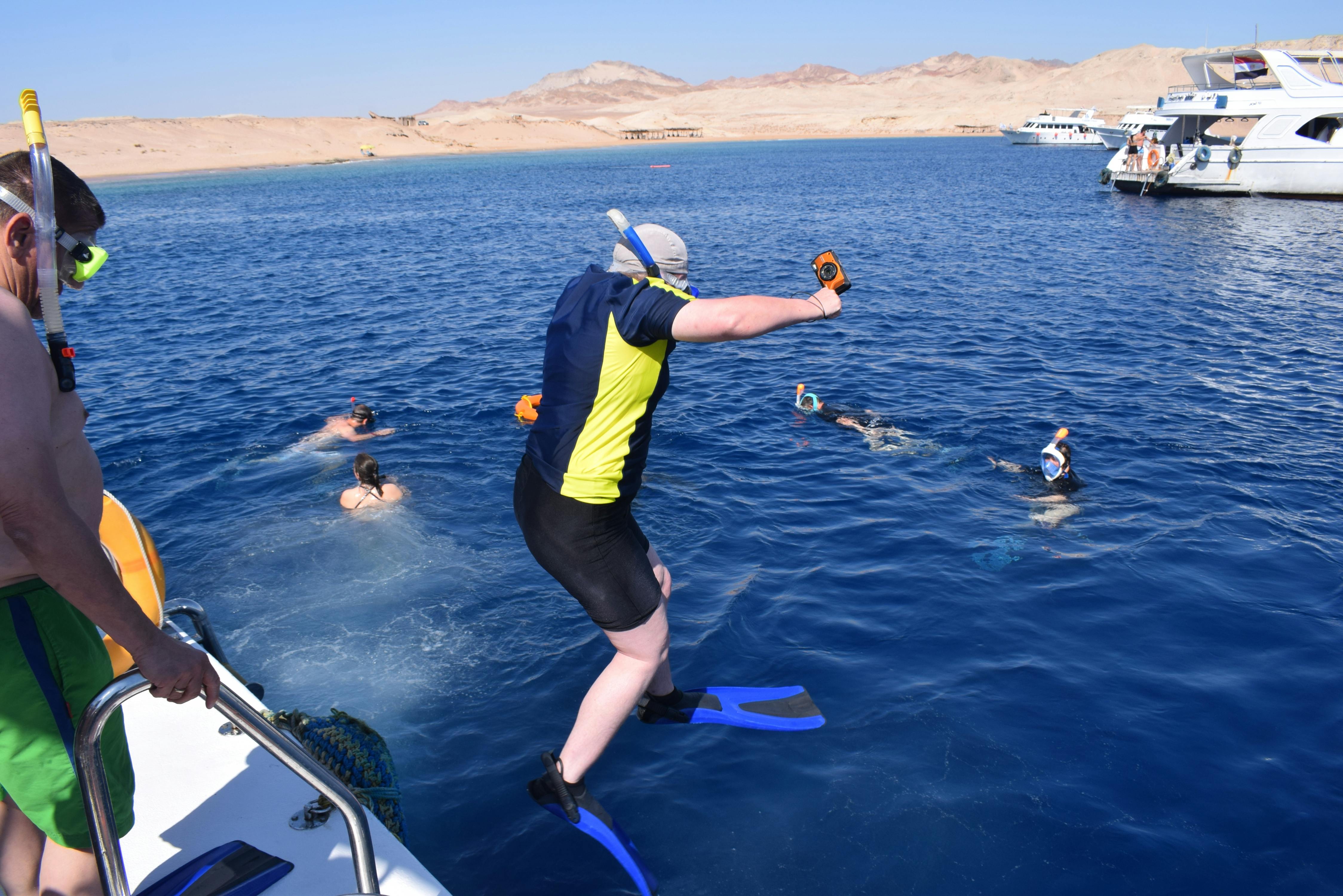 Excursión en barco de medio día para hacer snorkel en Sharm El Sheikh con almuerzo y bebidas.
