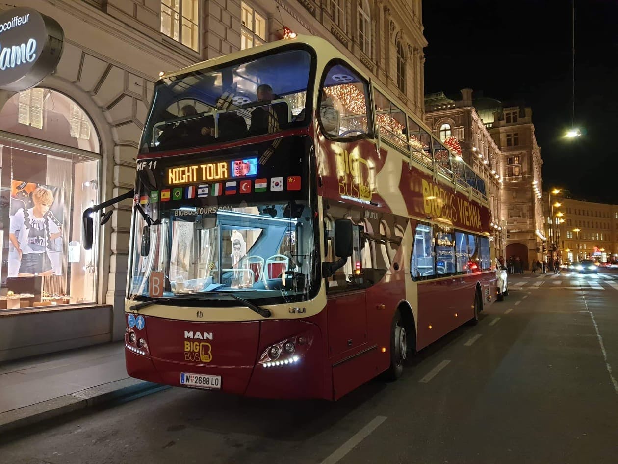 Panorama-Stadtrundfahrt mit dem Big Bus durch Wien bei Nacht