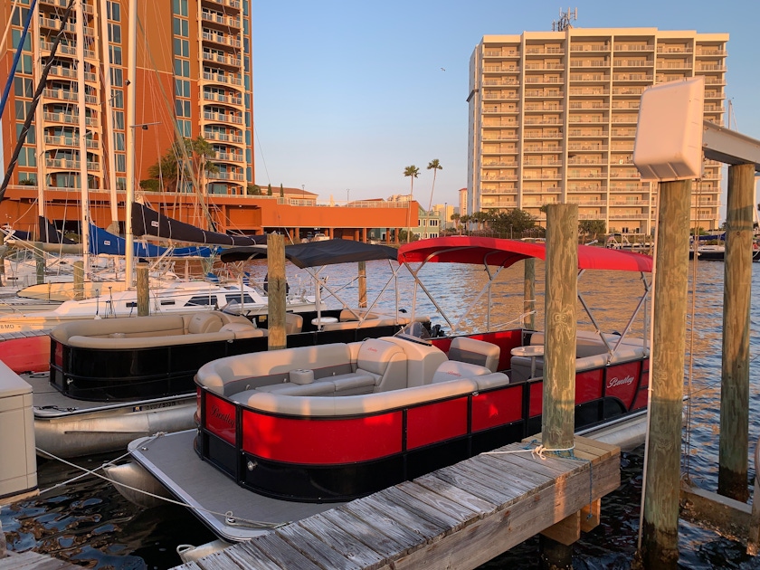 PontoonTritoon boat rental around Pensacola Beach musement