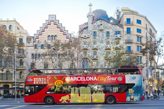 Visite en bus à arrêts multiples de Barcelone avec croisière en catamaran écologique