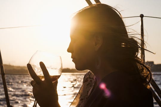 Passeio de catamarã ecológico em Barcelona ao pôr do sol com música ao vivo