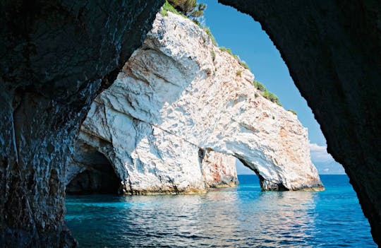 Rundtur på Zakynthos med båttur til De blå grottene og vinsmaking