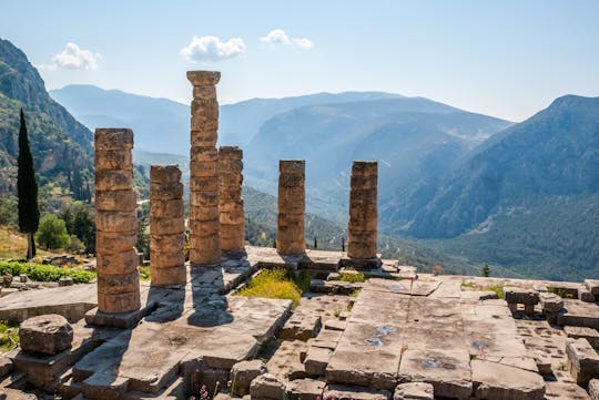 Delphi guided day tour