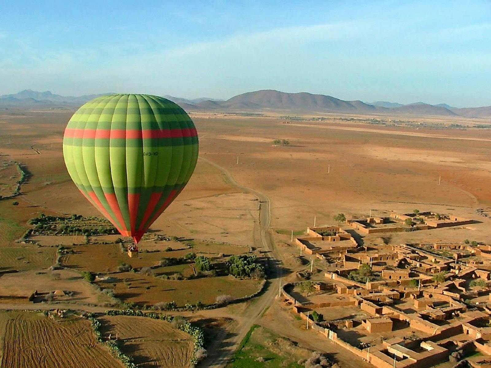 Experiência de balão de ar quente em Marrakech com café da manhã em um Berber Haima