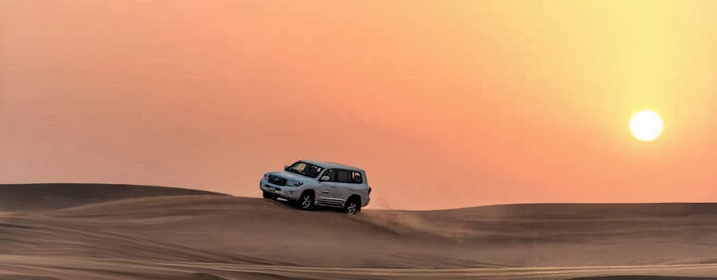 Kameelrit in de woestijn bij zonsondergang, bezoek aan de binnenzee en dune bashen