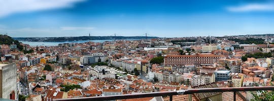 Passeio de tuk-tuk em Lisboa com fado e degustação de comida